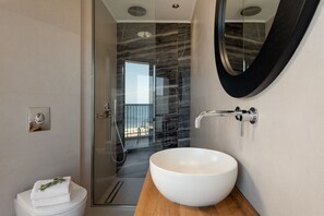 Standaard kamer, 1 twee- of 2 eenpersoonsbedden, balkon, uitzicht op zee | Badkamer | Een douche, gratis toiletartikelen, een haardroger, handdoeken