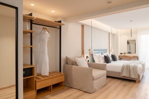 Superior Double or Twin Room, Balcony, City View | Peti besi dalam bilik, meja, ruang kerja komputer riba, kalis bunyi