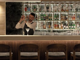 Vistas para o mar, serve almoço, brunch e happy hour