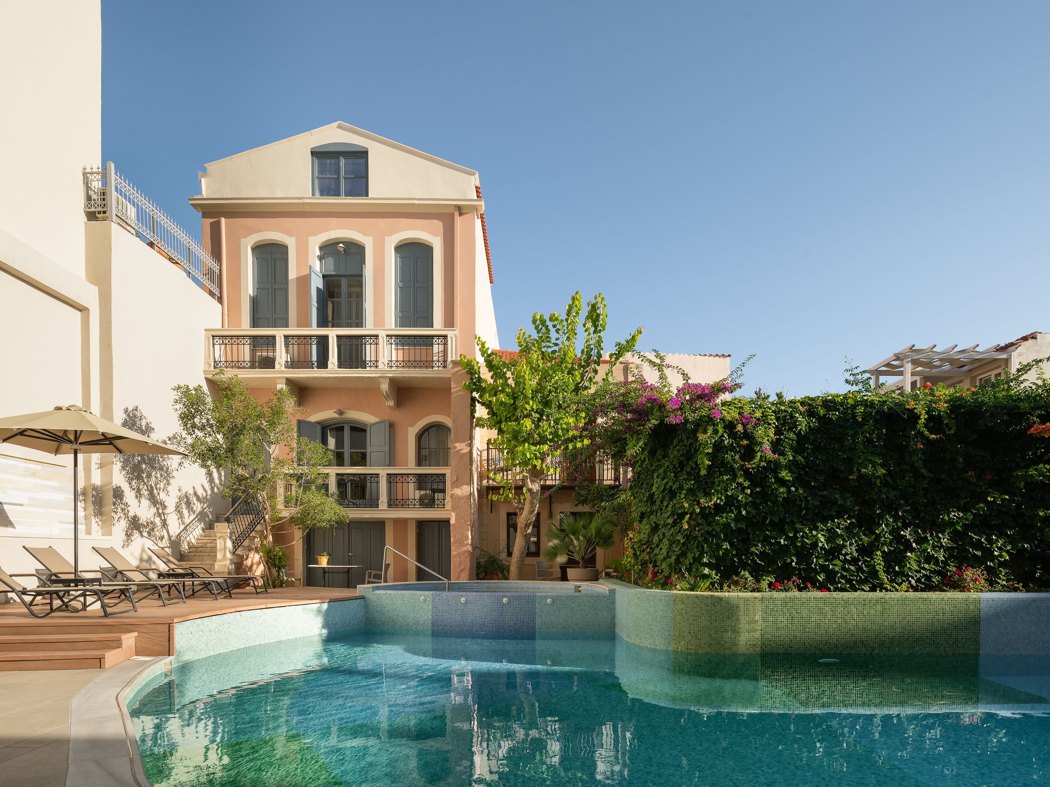 outdoor pool, pool loungers