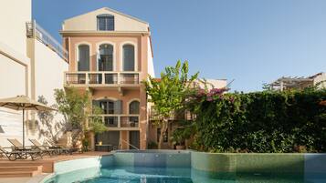 Alberca al aire libre y camastros