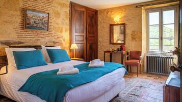 Comfort tweepersoonskamer, 1 queensize bed (Marseille ) | Luxe beddengoed, individueel gedecoreerd, individueel gemeubileerd