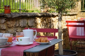 Outdoor dining - Les Hauts de Saint Vincent (Saint-Vincent-de-Cosse)