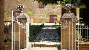 Un camino de piedra que lleva a un edificio con fachada de ladrillo y puerta de madera.