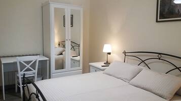 Camera doppia, bagno privato | Una scrivania, Wi-Fi gratuito, lenzuola