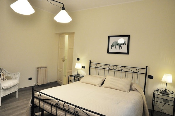 Double Room, 1 Queen Bed, Private Bathroom | Desk, free WiFi, bed sheets - C'era Un Lago (Avezzano)