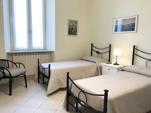 Desk, free WiFi, bed sheets - C'era Un Lago (Avezzano)