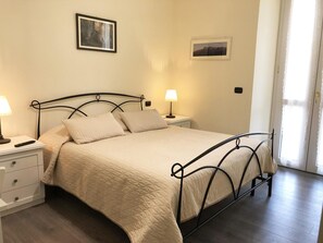 Desk, free WiFi, bed sheets - C'era Un Lago (Avezzano)