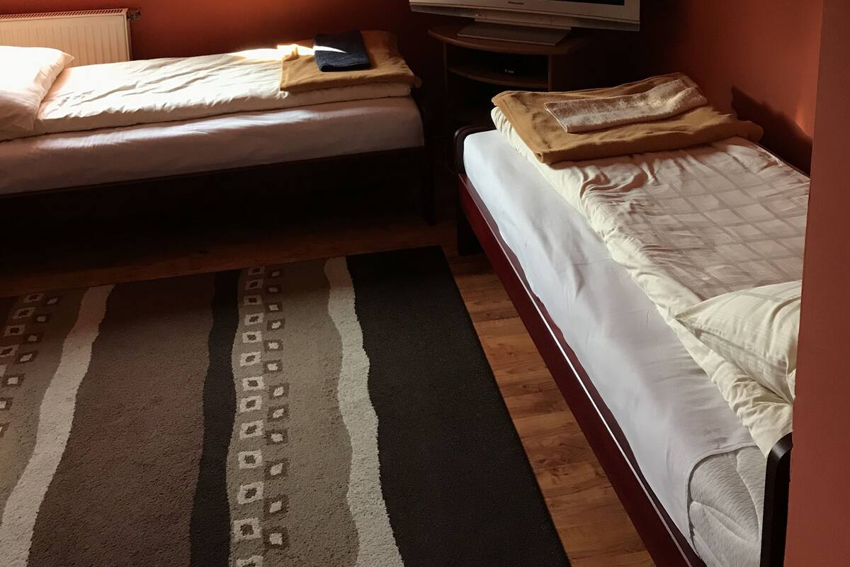 Habitación triple | Ropa de cama de alta calidad y cortinas blackout