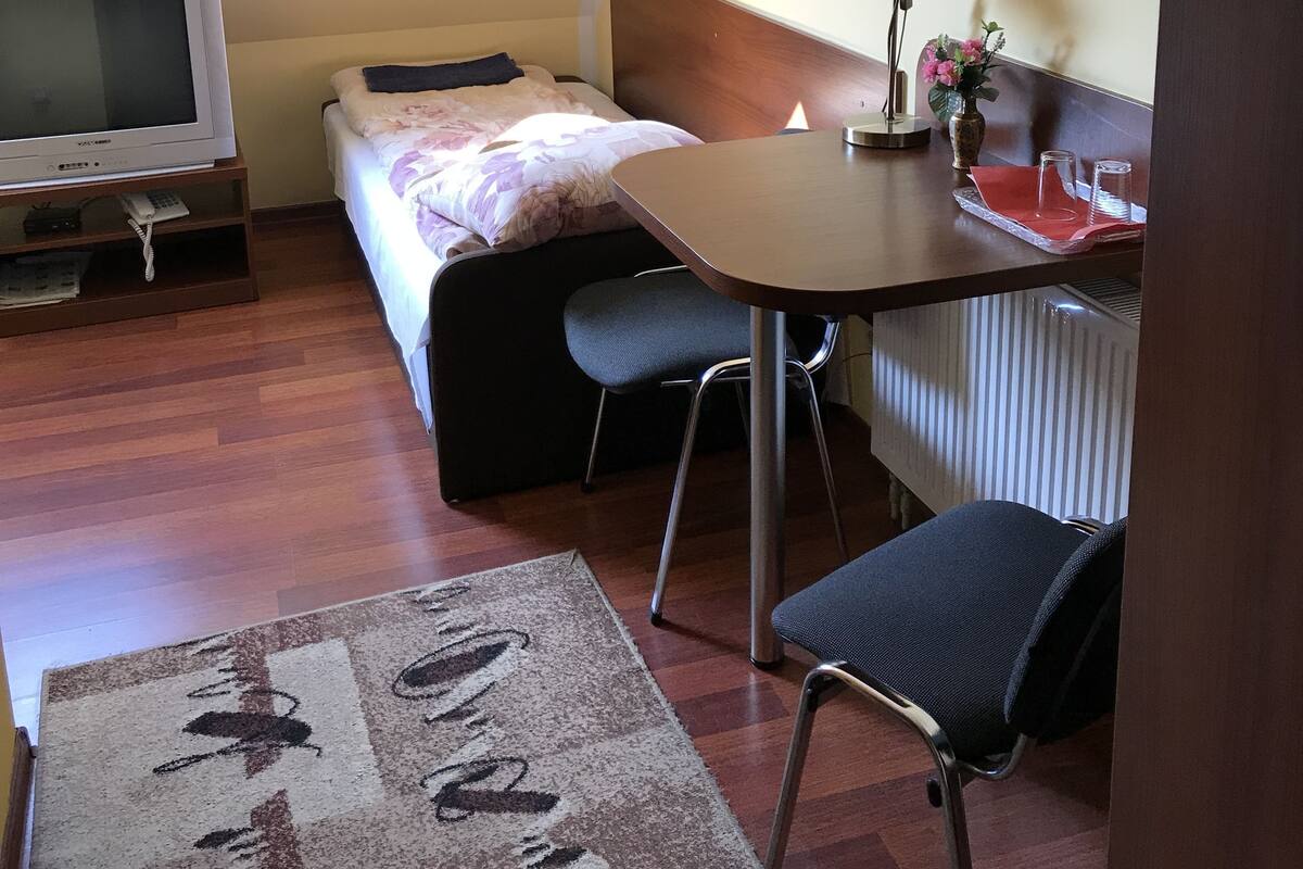 Habitación doble | Ropa de cama de alta calidad y cortinas blackout
