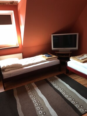 Habitación triple | Ropa de cama de alta calidad y cortinas blackout