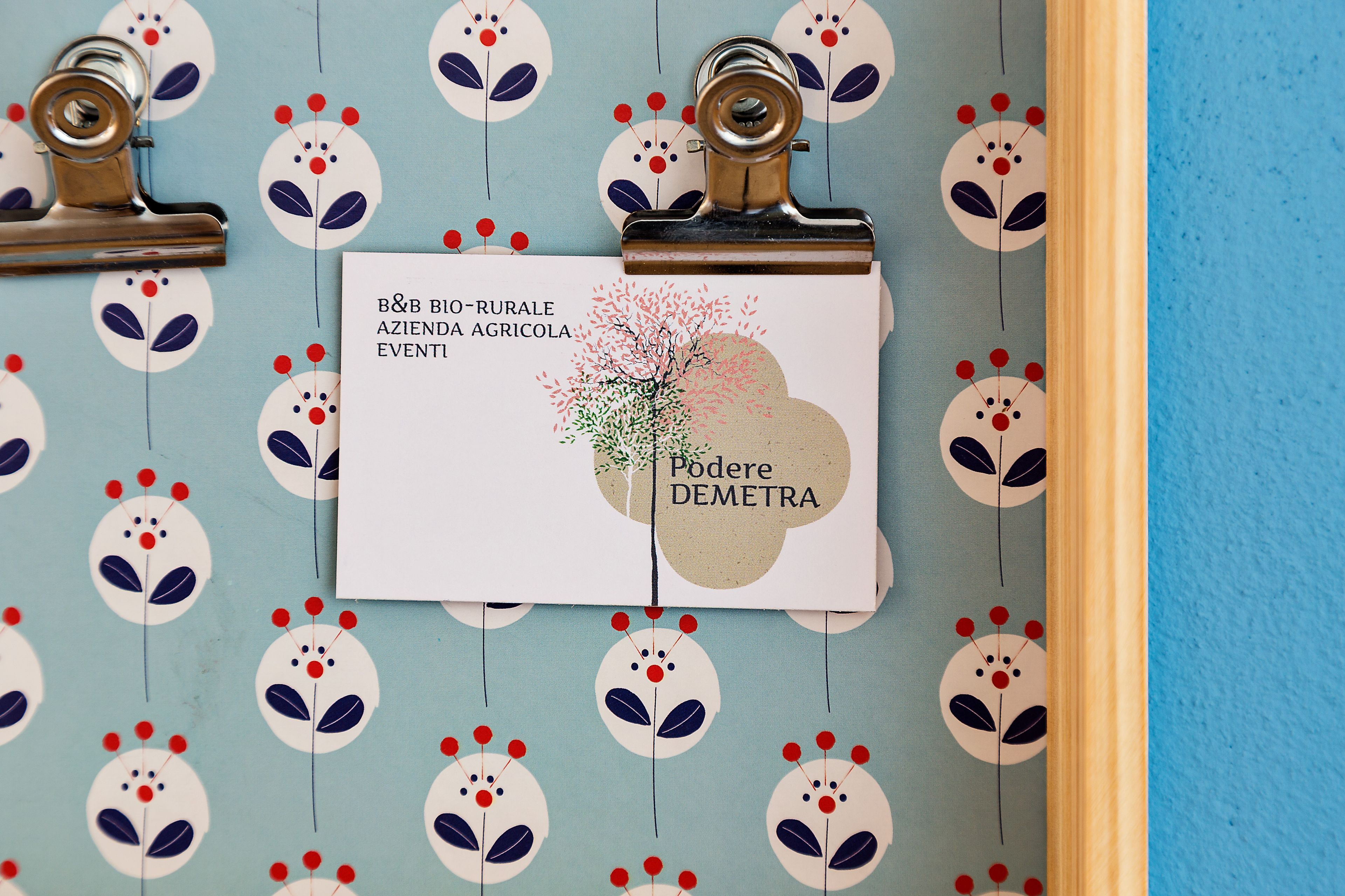 Ein Blatt, das an einer Oberfläche mit Blumenmuster befestigt ist, mit Text und einer Baumgrafik.
