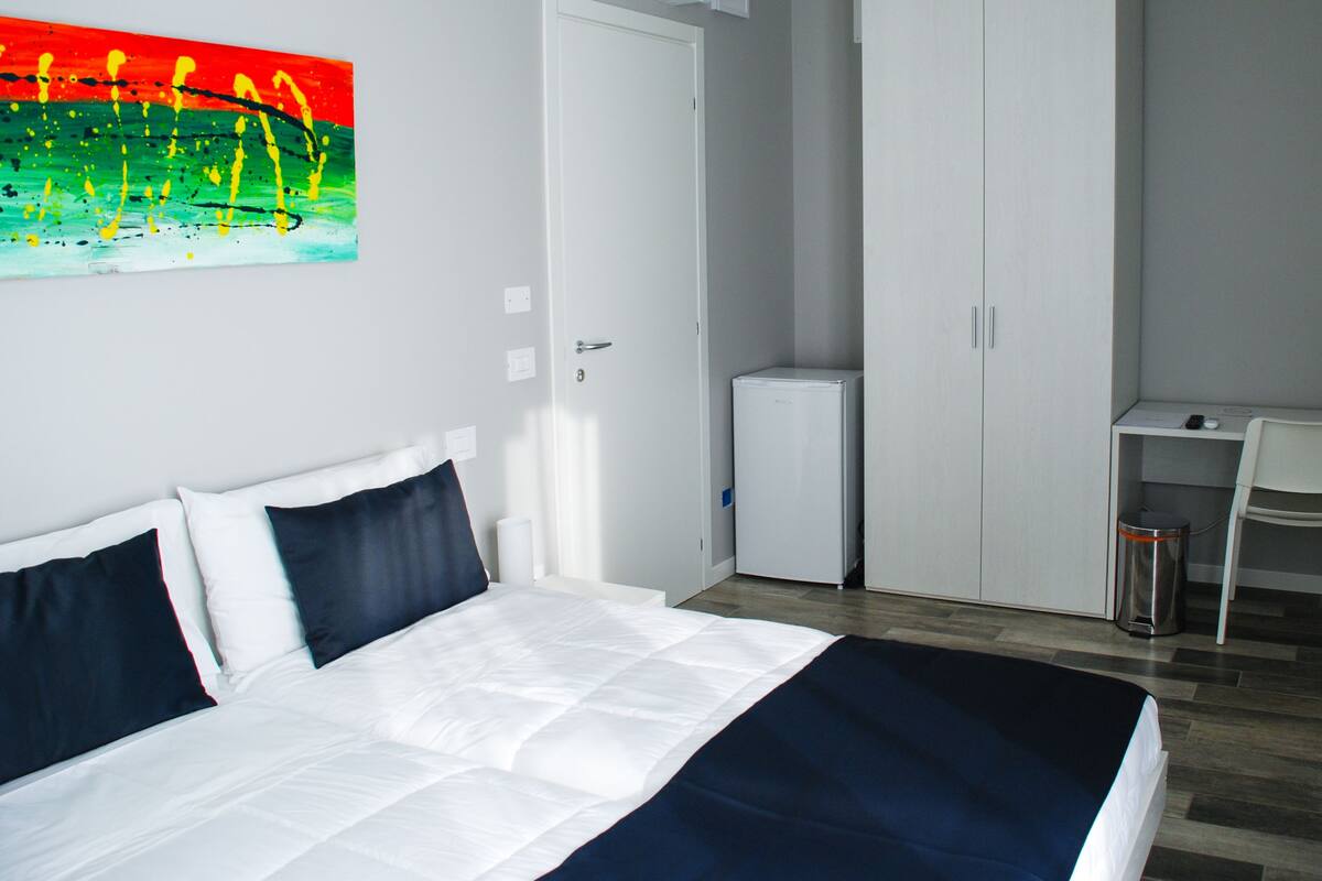 Een minibar, een bureau, gratis babybedden, gratis wifi