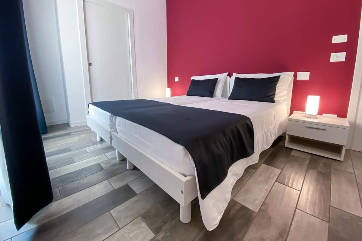 Rom – basic (Lyon) | Minibar, skrivebord, wi-fi (inkludert) og sengetøy