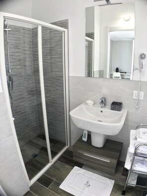 Rom – basic (Lyon) | Bad | Dusj, toalettartikler (inkludert), hårføner og tøfler