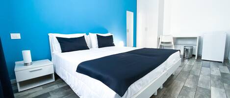 Minibar, Schreibtisch, kostenlose Babybetten, kostenloses WLAN