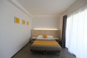 Double Room, Sea View | Peralatan tempat tidur premium, gebar bulu kapas, busa memori, meja 
