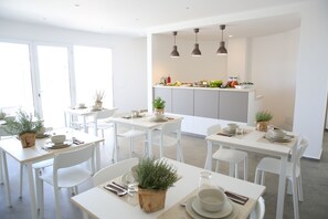 Sarapan Eropah pada hari minggu (EUR 25 seorang) 