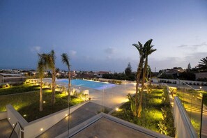 Piscina externa sazonal, funciona das 8h às 20h, guarda-sóis
