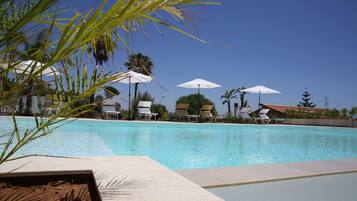 Sesongbasert utendørsbasseng, bassengparasoller og solsenger