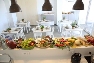 Petit déjeuner continental servi en semaine (25 EUR par personne)