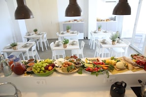 Continental breakfast on weekdays (EUR 25 per person)