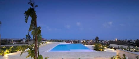 Piscina externa sazonal, funciona das 8h às 20h, guarda-sóis