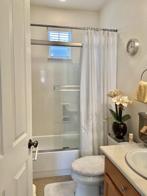Combined shower/tub, towels