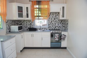 Apartemen Comfort, Bebas Asap Rokok | Dapur pribadi | Mesin pembuat kopi/teh dan kursi makan untuk bayi