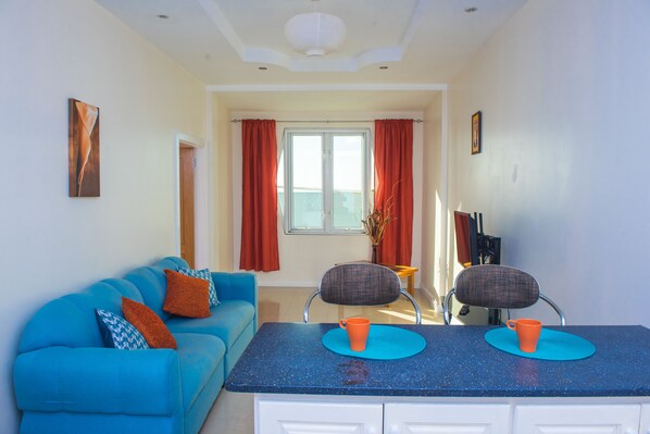 Comfort-Apartment, Nichtraucher | Wohnzimmer | Fernseher