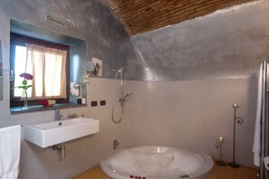 Deluxe Room, 1 Queen Bed (Sapienza) | Premium bedding, in-room safe, individually decorated