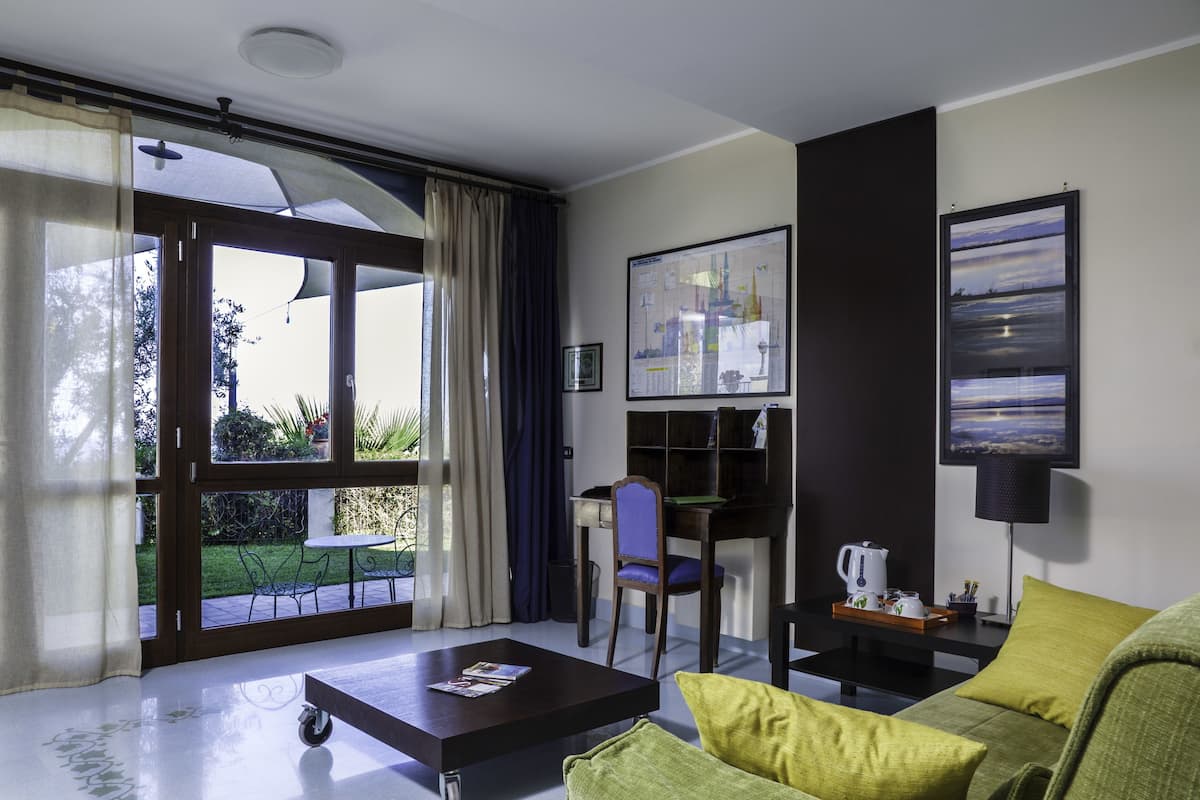 Suite, 1 Queen Bed (Capuana)