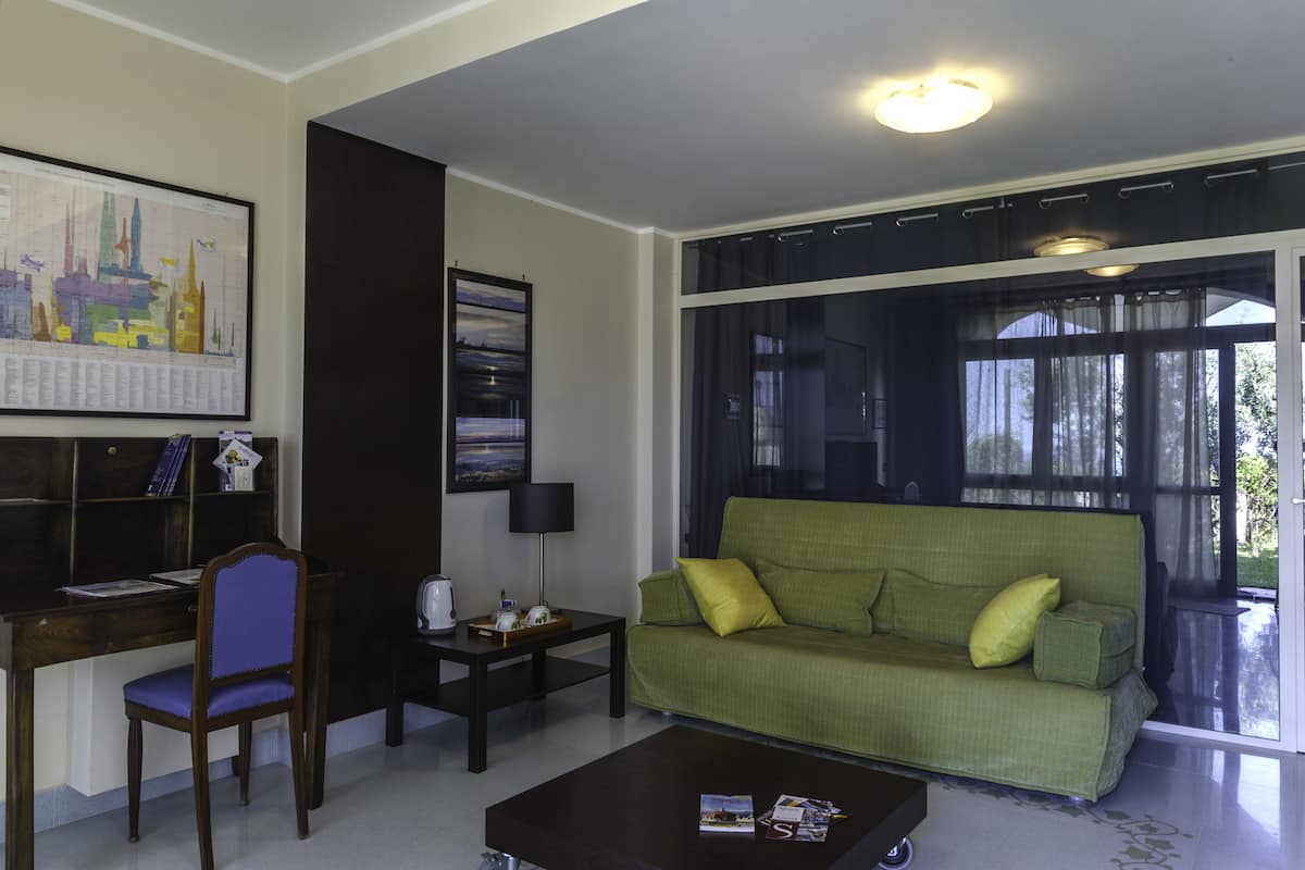 Suite, 1 Queen Bed (Capuana)