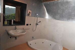 A bathroom with a sink, bathtub, and shower. - Tenuta Santa Tecla (Acireale)