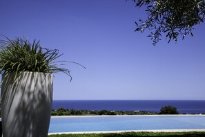 Piscine extérieure (ouverte en saison), chaises longues