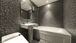 Ein Badezimmer mit Waschbecken, Spiegel und Badewanne.