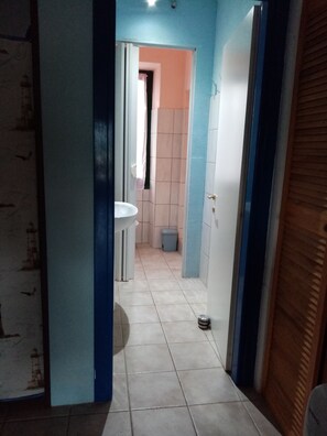 Apartment, Multiple Beds, Courtyard View (Mare) | Bathroom