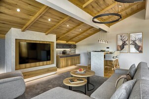 Chalet | Living area | 138-cm flat-screen TV with satellite channels, TV