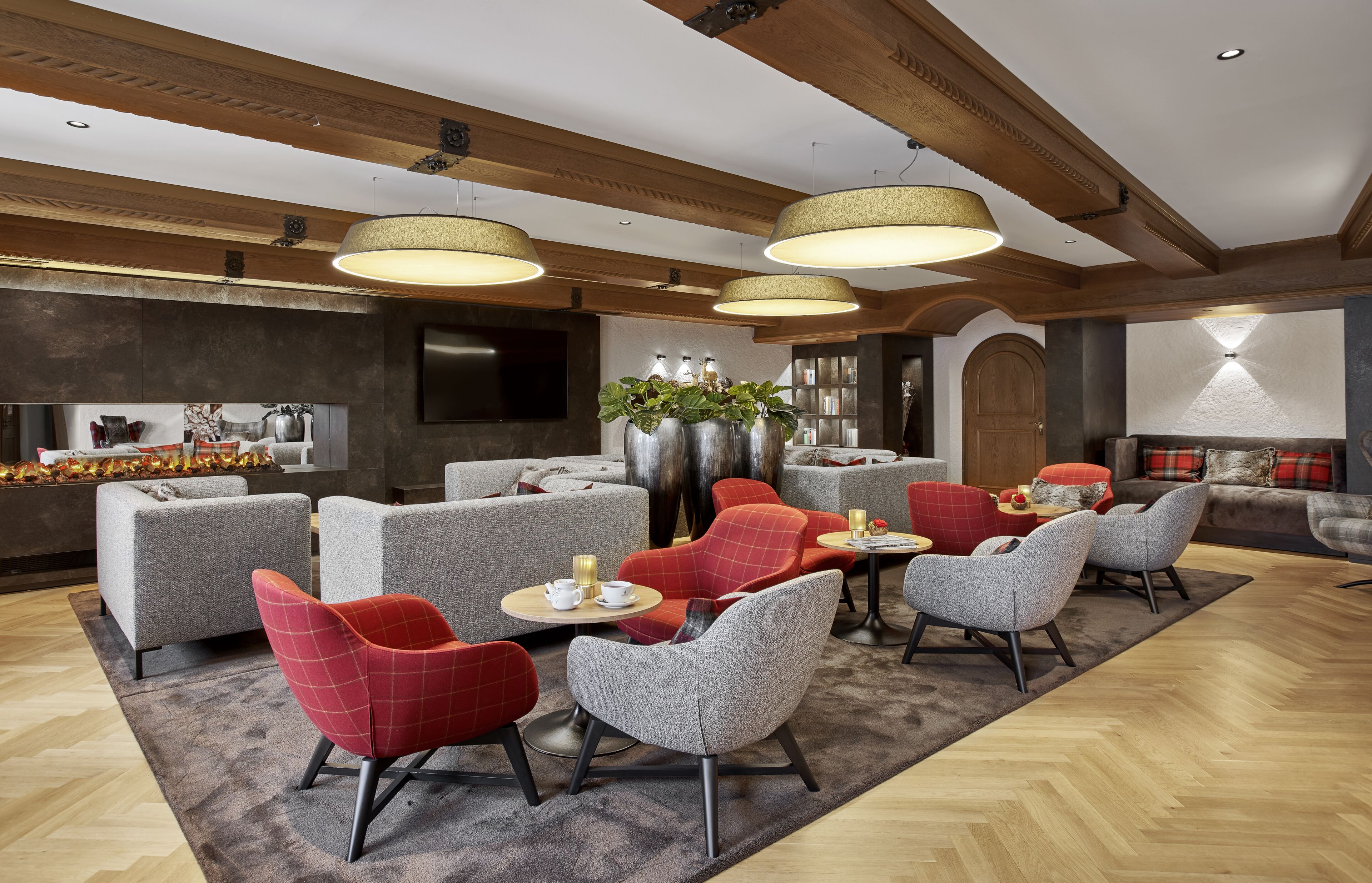 Un espace de détente moderne, avec des canapés, des fauteuils et une table basse.