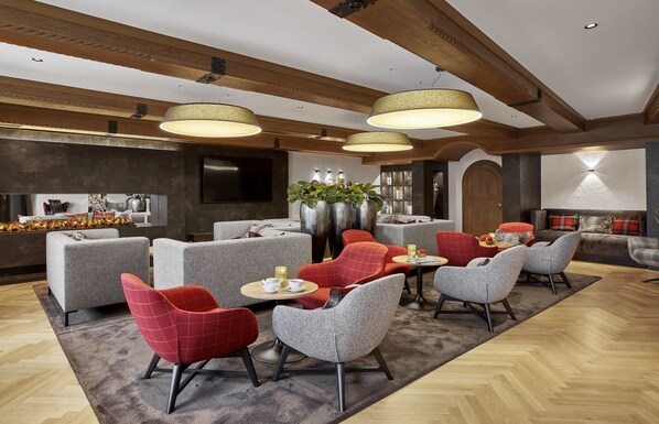 A modern lounge area with sofas, armchairs, and a coffee table. - Hotel Alpenhof (Bad Wiessee)