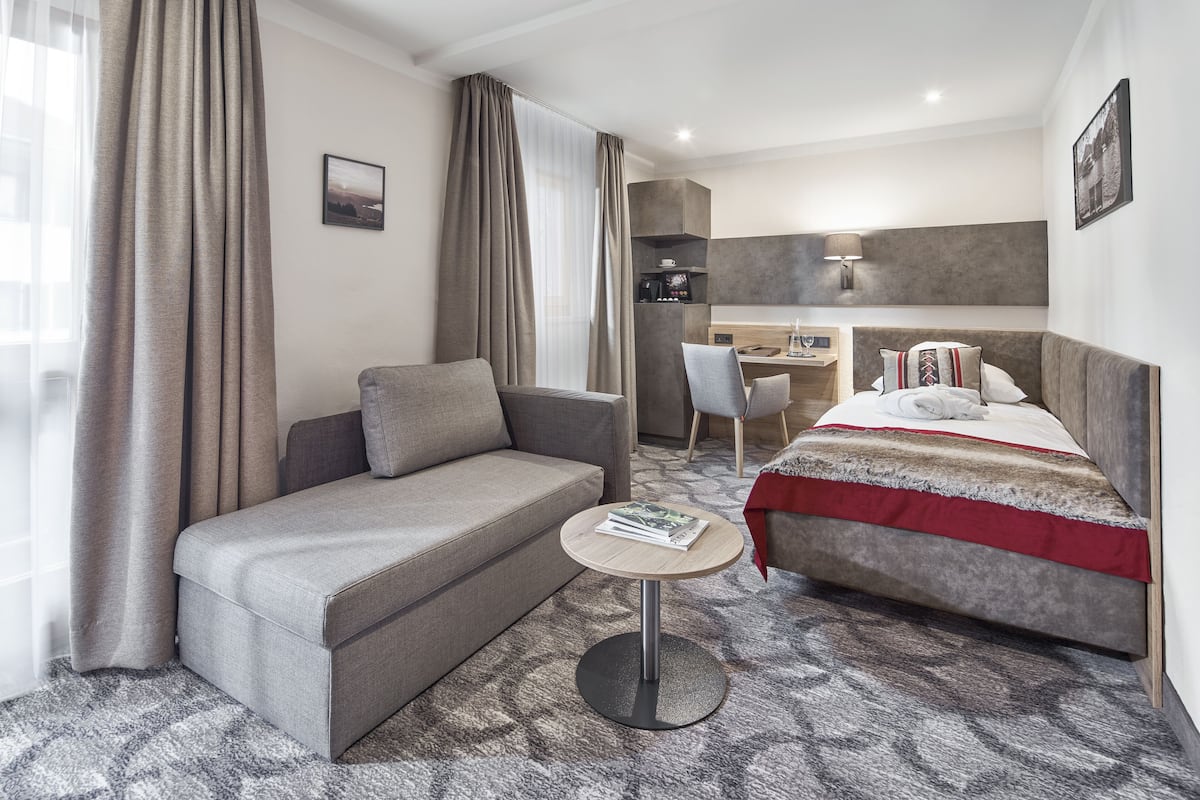 deluxe single room | premium bedding, minibar, in-room safe, desk