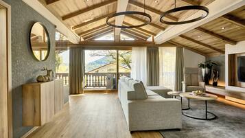 Chalé | Área de estar | TV de tela plana 138 cm com canais via satélite, TV