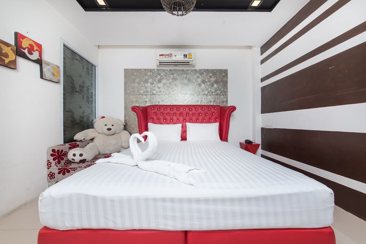 Signature Double Room | Laptop workspace, free WiFi