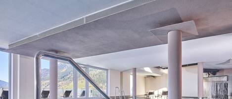 Piscine couverte, chaises longues