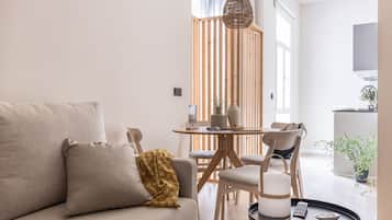 Apartamento, 1 habitación | Zona de estar | Una televisión de pantalla plana