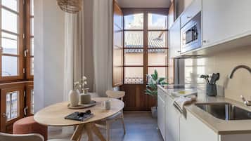 Frigorifero con congelatore, microonde, piano cottura