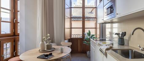 Refrigerador con freezer, microondas, placa de cocina, cafetera/tetera