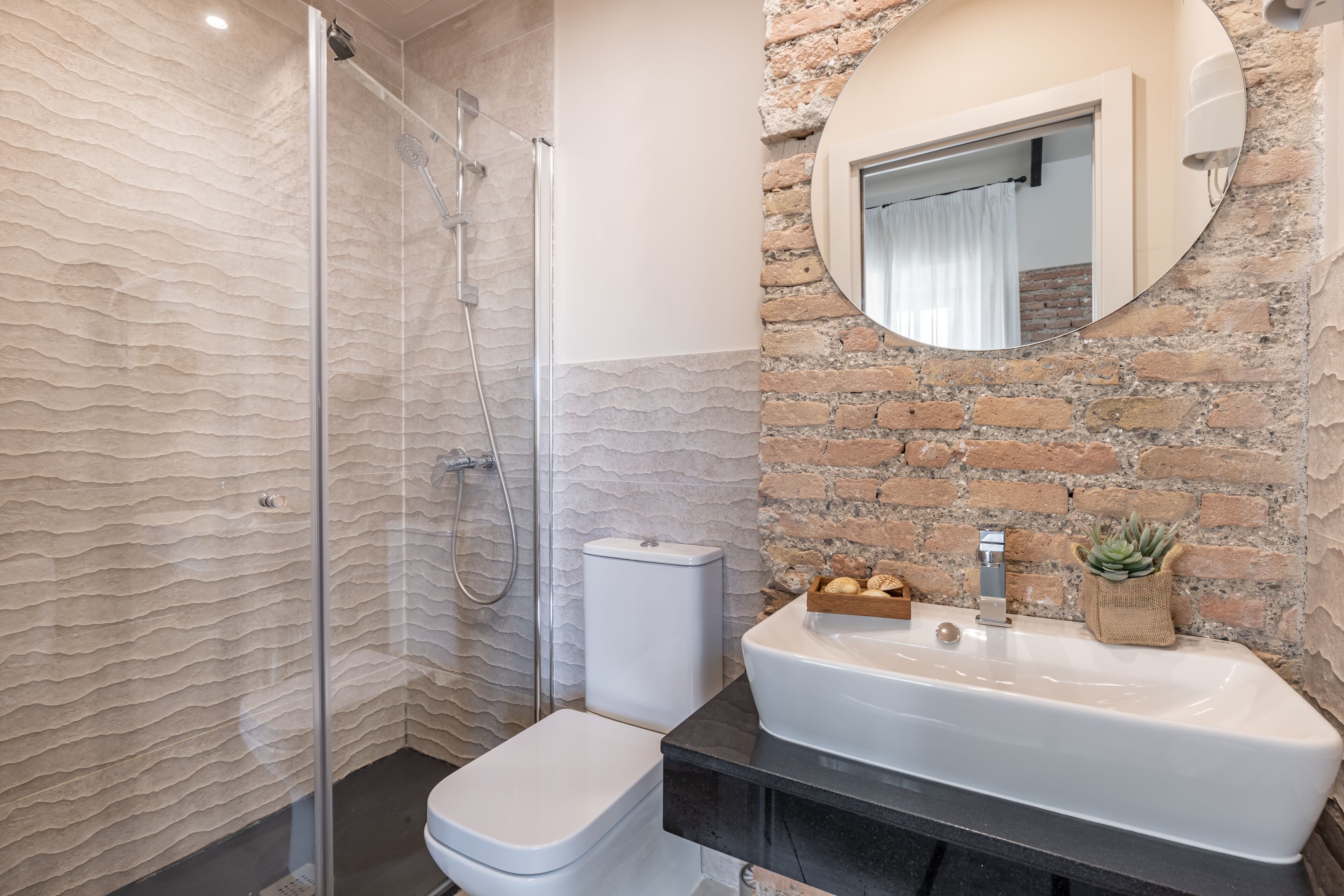 Maisonnette (Duplex) | Badkamer | Een douche, een haardroger, handdoeken