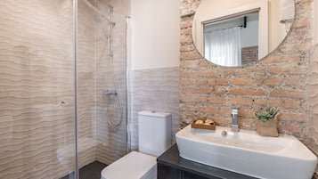 Maisonnette (Duplex) | Badkamer | Een douche, een haardroger, handdoeken