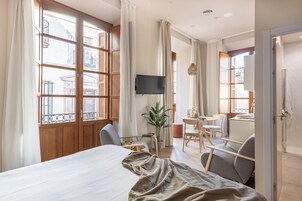 Espacio para trabajar con laptop, wifi gratis y ropa de cama 